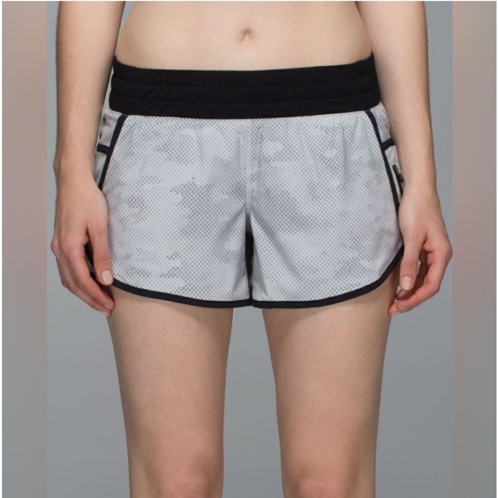 Lululemon Womens Tracker Short III 4 Way Stretch Running Workout Size 8